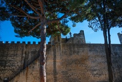 Castelo De Sao Jorge Ou Château Saint George Avec Douves, Miradors, Remparts, Remparts Capturés à Lisbonne, Portugal.