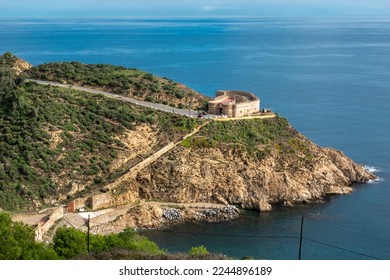 El Castillo del Desnarigado, una antigua fortaleza pirata convertida en museo militar, situado en el monte Hacho, en la ciudad española de Ceuta, en el norte de África.