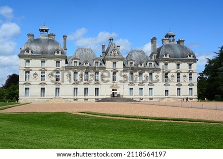 The castle of Cheverny is a castle of the French Loire located in Sologne, on the commune of Cheverny, in the department of Loir-et-Cher and the region Centre-Val de Loire