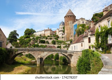 Castle and Pont Pinard over the river Armancon in the historic town of Semur en Auxois in Burgundy, France.