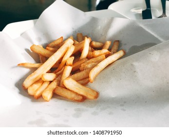 Catch The Potatoes, Cut Into Sticks And Fry Twice To Make The Frame Longer.  Finally Sprinkle Seasoning Powder, Salt-mixed Meat, Add Flavor.  Or Who Will Not Season With More Salt