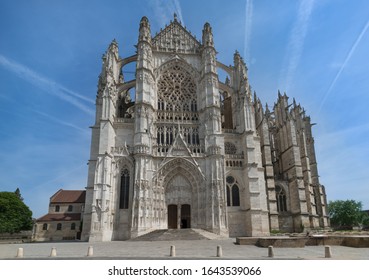 The Cathedral of Saint Peter of Beauvais (Cathédrale Saint-Pierre de Beauvais) Beauvais Cathedral is Roman Catholic church of the Gothic style in the northern town of Beauvais, France. 