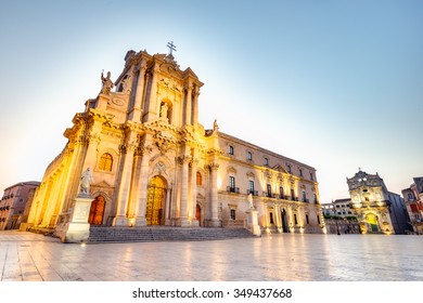 Kathedrale von Syrakus an der Blauen Stunde. Reisefotografie aus Syrakus, Italien auf der Insel Sizilien. Kathedrale Plaza. Grosser offener Platz bei Sonnenaufgang