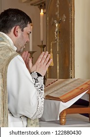 catholic priest at tridentine mass