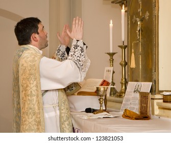 catholic priest at tridentine mass