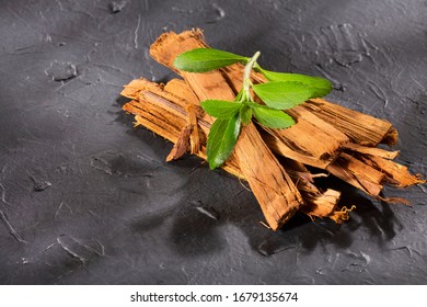 Cat's claw and stevia leaves - Uncaria tomentosa