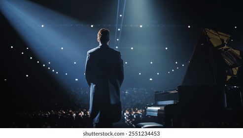 Pianista masculino caucásico de pie junto al piano de cola, recibiendo aplausos y ovaciones de la audiencia. Músico Exitoso Expresando Su Gratitud Por Su Entusiasta Alabanza