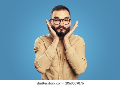 Hombre caucásico con camisa