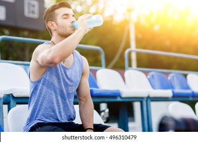 Kaukasischer Mensch Trinkwasser mit geschlossenen Augen nach Übungen
