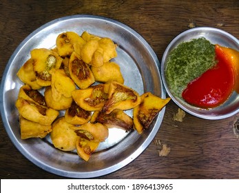 Cauliflower Fritters Kept In Plate With Tomato And Chilli Sauce