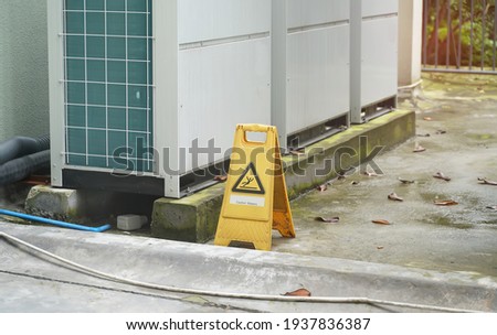 Foto Bild Warnschild an einer schottischen Burg.