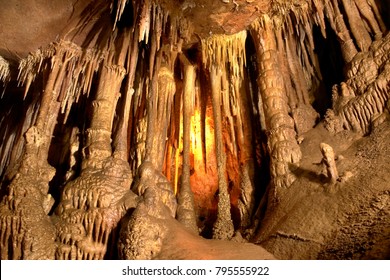 Höhle dunkles Inneres mit Licht, Stalaktiten und Stalagmiten
