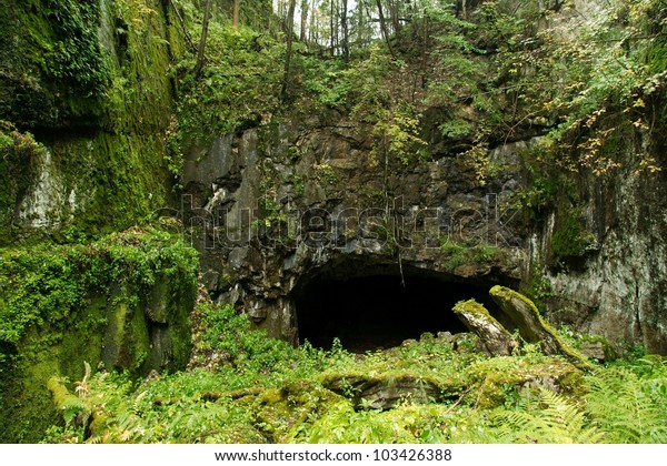 岩の洞窟の入り口 の写真素材 今すぐ編集