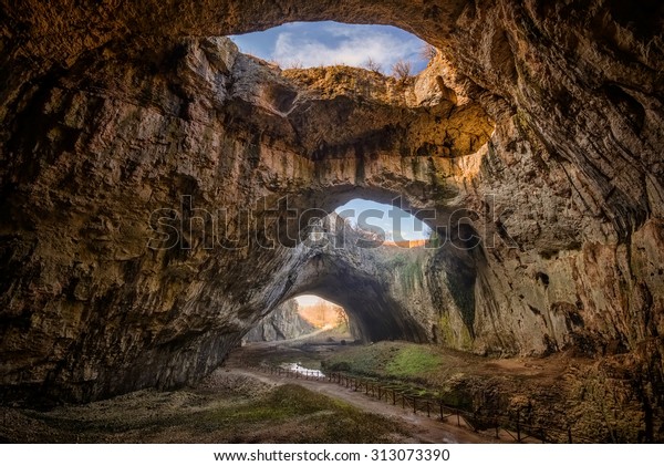 洞窟だ ブルガリアのデベタキ洞窟の壮観な眺め の写真素材 今すぐ編集