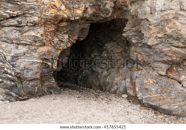 洞窟の口が開く 崖の岩の洞窟の入り口 旅行探査の危険のコンセプト の写真素材 今すぐ編集