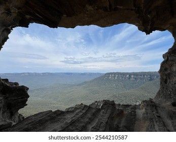 Cave window lookout onto the Blue mountains landscape in New South Wales - Powered by Shutterstock