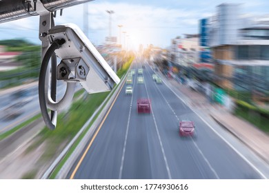 CCTV Camera New Technology 4.0 Signal For Checking Speed Of Cars Red Block Signal Show For Car Hi-speed And Check For Safe Accident Are Signal Of Cars Motion Detection Check By CCTV System .