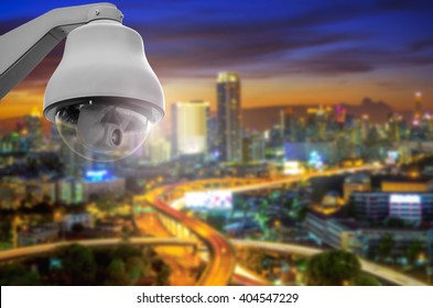闭路电视监控 安全摄像头 背景与城市的景色在黄昏 的类似图片 库存照片和矢量图 Shutterstock