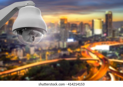 闭路电视监控 安全摄像头 背景与城市的景色在黄昏 的类似图片 库存照片和矢量图 Shutterstock