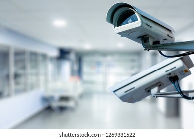 La cámara de seguridad CCTV funciona en el fondo del hospital.