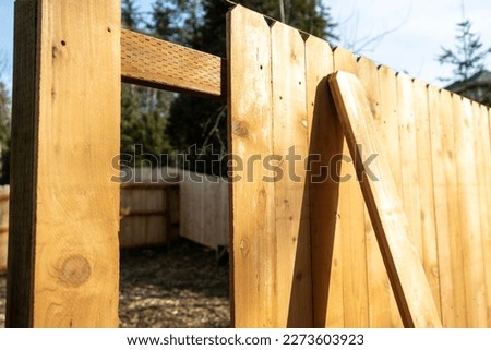 Cedar Wood Fence With Missing Boards - Fencing Construction Build