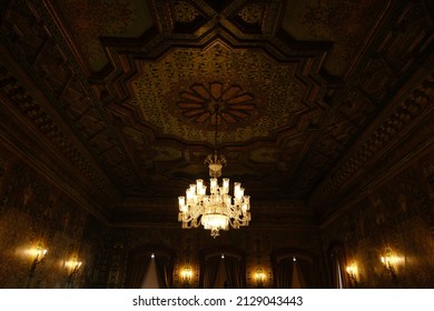 Diseño de techos y obras de iluminación en la época otomana. gran lámpara de araña. iluminación de estilo rembrandt. Atención selectiva a la lámpara de araña. el fondo es un poco oscuro.