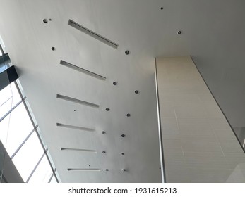 The ceiling is designed by using white color and modern style.