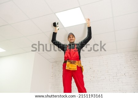 Ceiling installation with expert technicians In the room that is in the construction process.