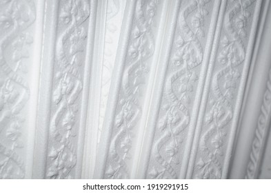 Ceiling plinth is used for a harmonious combination of wall and ceiling.