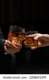 Celebrar el whisky en una fiesta amistosa en el restaurante