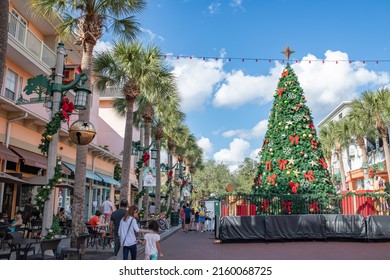 Celebration, Florida: December 31, 2021: Christmas Decorations In The City Of Celebration, Florida, In The Daytime On A Sunny Day. The Population Of Celebration, Florida Is 11,077.