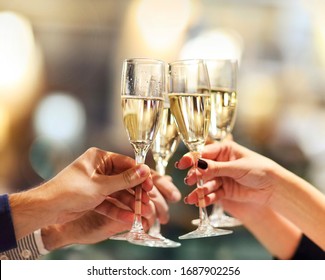 Feiern. Menschen, die eine Brille Champagner halten, die einen Toast machen. Champage mit unscharfem Hintergrund