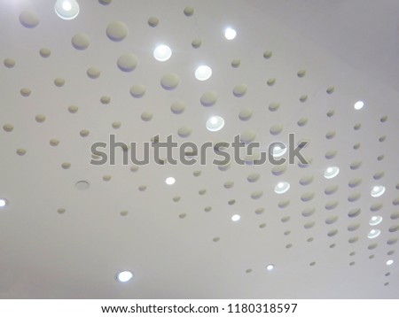   Celing pattern with down light in home.                            