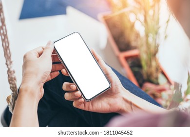 Handy-Mock-up weißen Bildschirm.Frau Hand halten Texting mit dem Handy auf dem Schreibtisch in Kaffee-Shop.Hintergrund leeren Raum für Inserat.Arbeit Menschen Kontakt Marketing-Geschäft,Technologie 