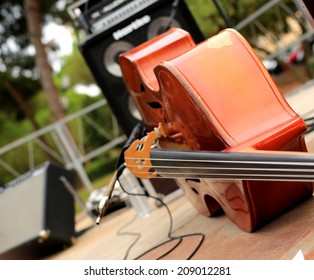 Cello and musical instruments, musical performance