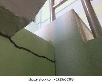 Cement crack in the school building due to not meeting construction standards Should be corrected before the danger