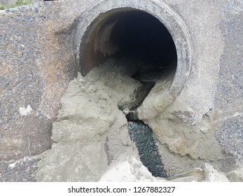 Cement Discharge Pipe With Wet Sand And Green Sludge