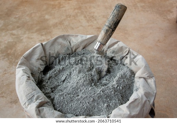 \
Cement powder\
and trowel put in bag\
package\
\
