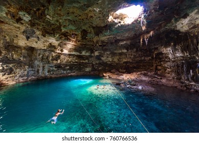 Cenote Samula Dzitnup perto de Valladolid, Yucatan, México - nadando em água azul cristal