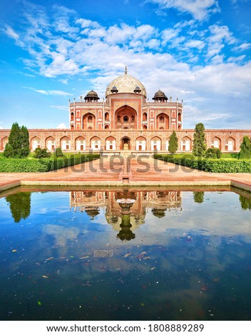 Center view reflection of Humayun’s tomb.