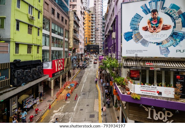 CENTRAL, HONG KONG - SEPTEMBER 22,\
2017 : Building and narrow street at hill of Central Hong\
Kong