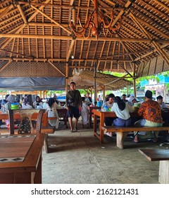 Central Java, Indonesia On May 12, 2022. The Atmosphere Of A Grilled Fish Restaurant On The Beach, Which Is Crowded With Visitors Who Come To Eat.