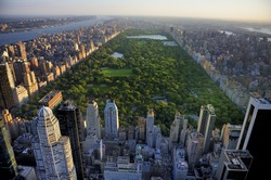 Central Park Flygutsikt, Manhattan, New York; Park är Omgiven Av Skyskrapa