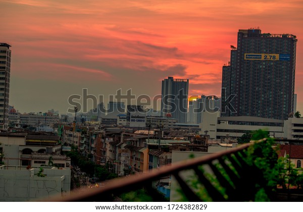 Central Rama 3-\
Bangkok: May 5 2020, atmosphere from the office for rent in Chong\
Nonsi Road, with cars passing after work and the bright lights in\
Chong Nonsi Yan Nawa,\
Thailand