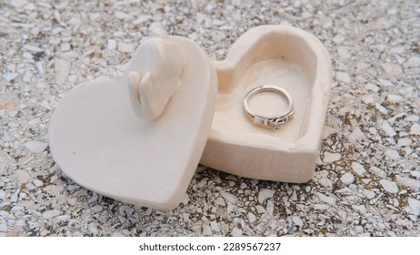 Ceramic accessory box with ring. Budapest, 20222