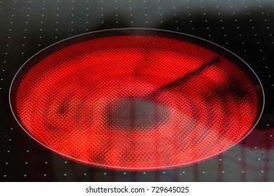 Ceramic hob in operation with high temperatures for cooking