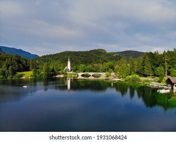 Cerkev sv Duha Lago Bohinj Eslovenia - Shutterstock ID 1931068424