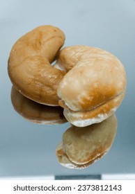 ceshew nuts with the reflection