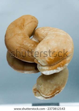 ceshew nuts with the reflection