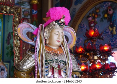 CHACHOENGSAO, THAILAND – APRIL 16, 2022: A statue of the Chinese god sitting on the table at shrine in Wat Saman Rattanaram temple in Chachoengsao province.Beliefs of Chinese Thais in Thailand.
